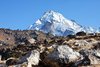 Landschaft mit Steinen und Felsen, im Hintergrund der schneebedeckte Gipfel 
