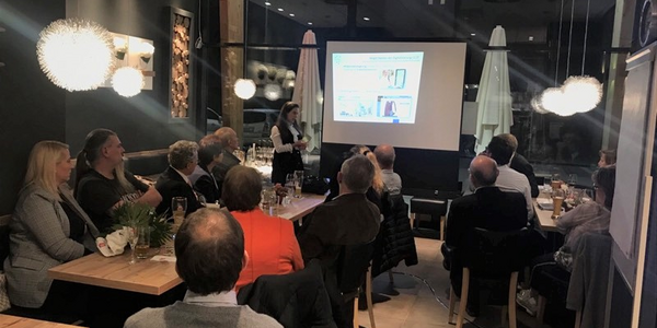 Gruppe von Personen, die einem Vortrag zuhören.